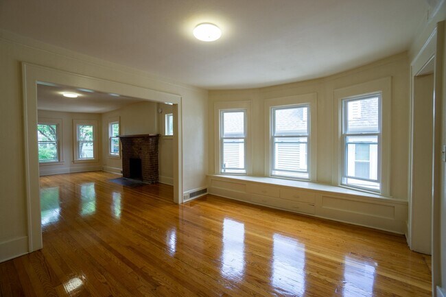 Building Photo - Large Newly Renovated Second Floor Flat Av...
