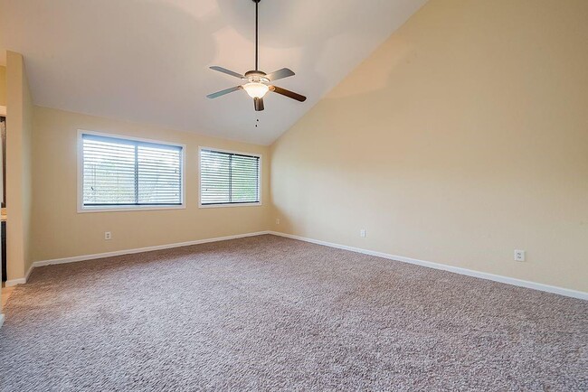 Building Photo - 2039 Shorewood Ln