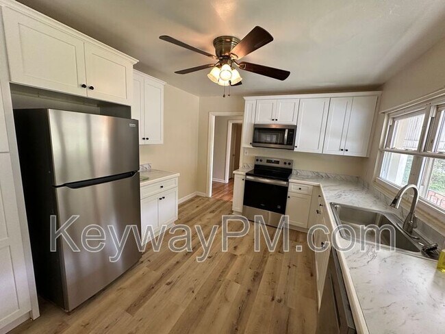 Building Photo - 2423 Brentwood Pl