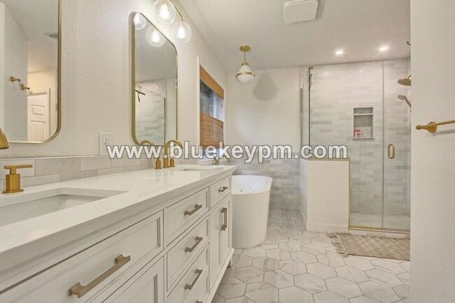 Building Photo - $100 OFF 1st 3 Months of Rent!! 5 Bed, 2.5 Baths Luxury Home in Murrayhill Near Cooper Mtn Parks