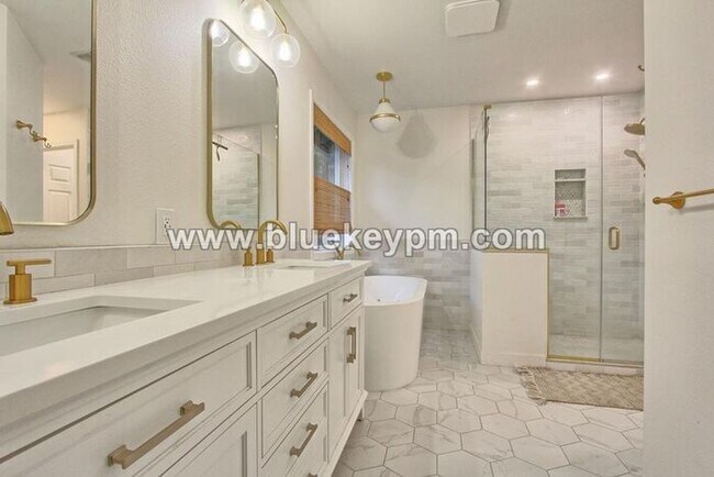 Building Photo - 5 Bed, 2.5 Baths Luxury Home in Murrayhill Near Cooper Mtn Parks