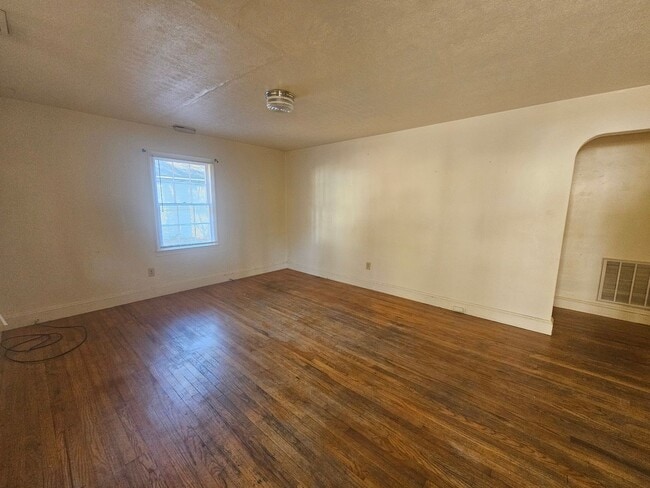 Building Photo - New Listing