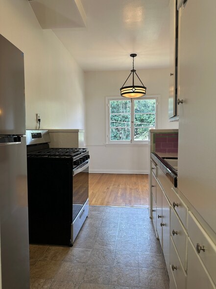 Building Photo - 415 Cloverdale Ave