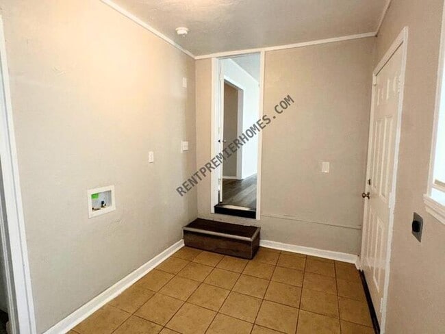 Building Photo - 3041 SW 40th Pl