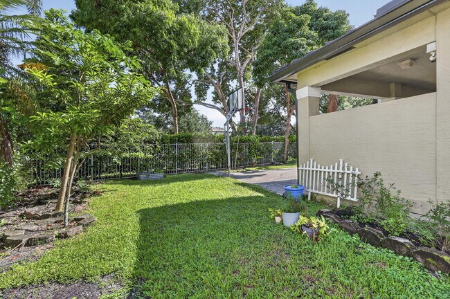 Building Photo - 9479 Sedgewood Dr