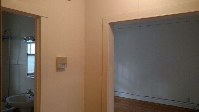 Building Photo - Fantastic Roscoe Village One Bedroom