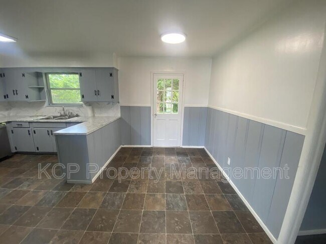 Building Photo - 2819 Phoenix Ave