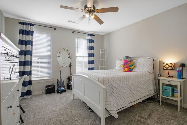 Building Photo - 647 Sire Ave