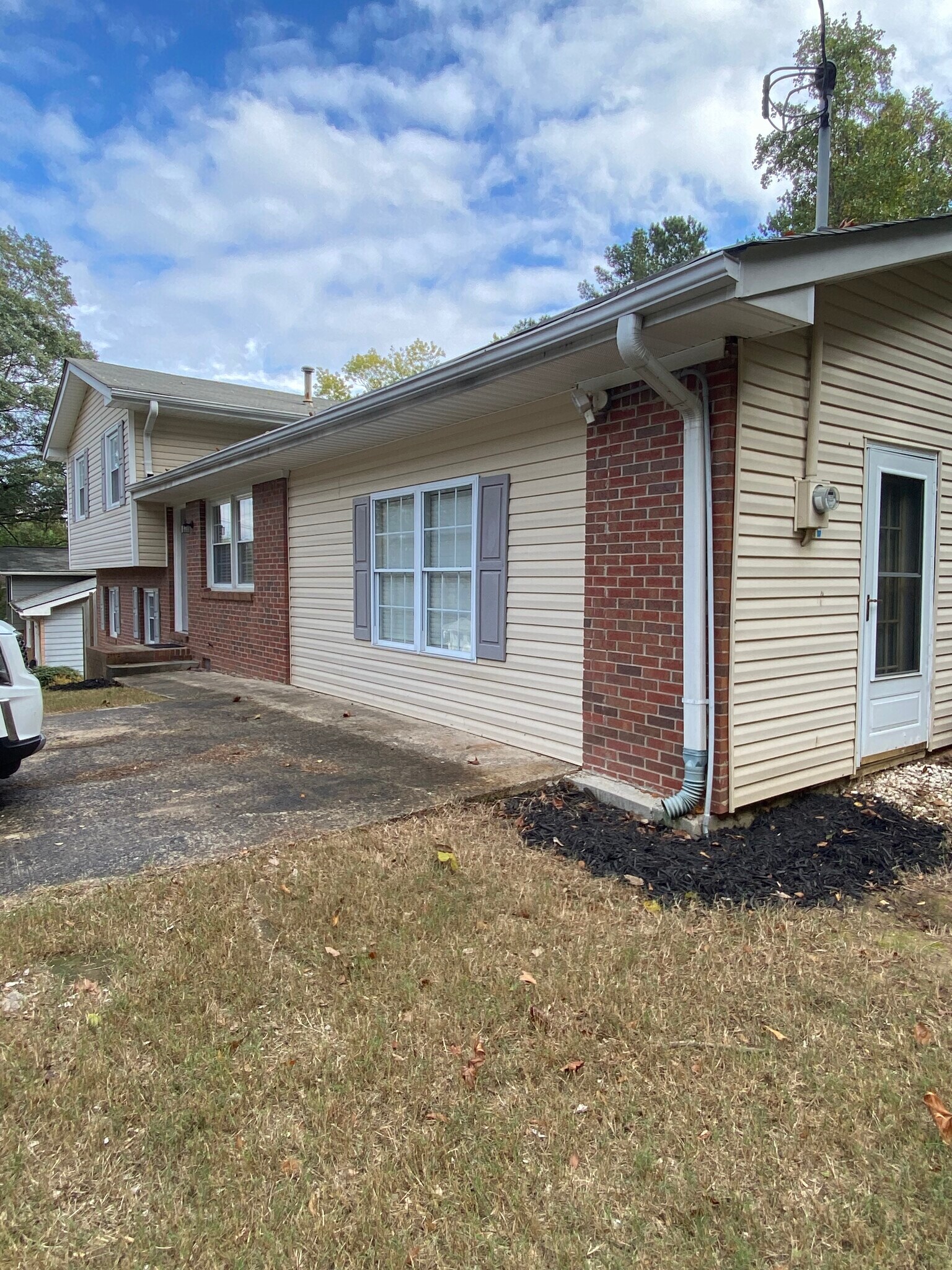 Building Photo - 114 Woodglen Dr