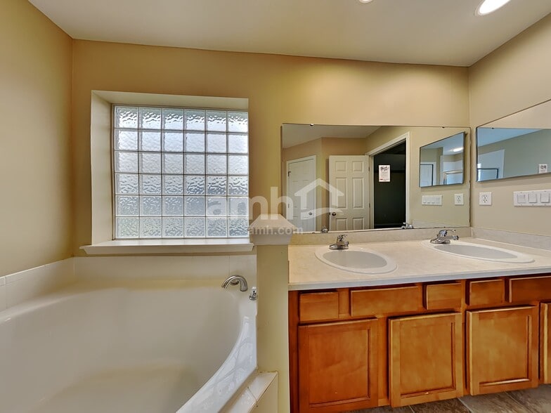 Building Photo - 9243 Prosperity Lake Dr