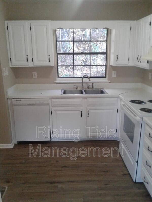 Building Photo - 8905 Valley Hill Dr