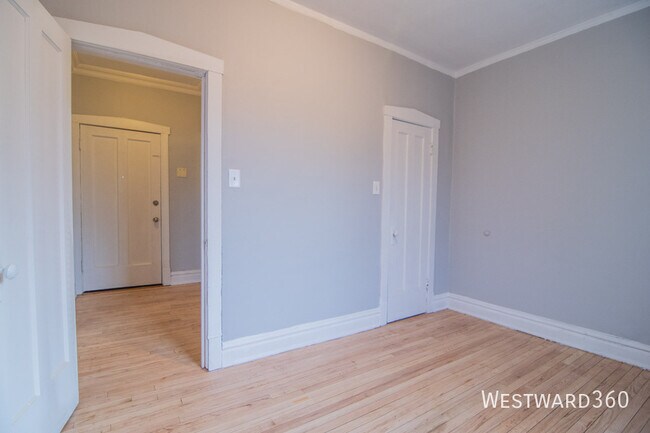 Building Photo - 3823 W Wrightwood Ave