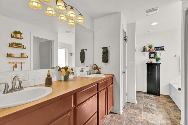 Building Photo - Gorgeous 4-Bdr with fully fenced yard in b...