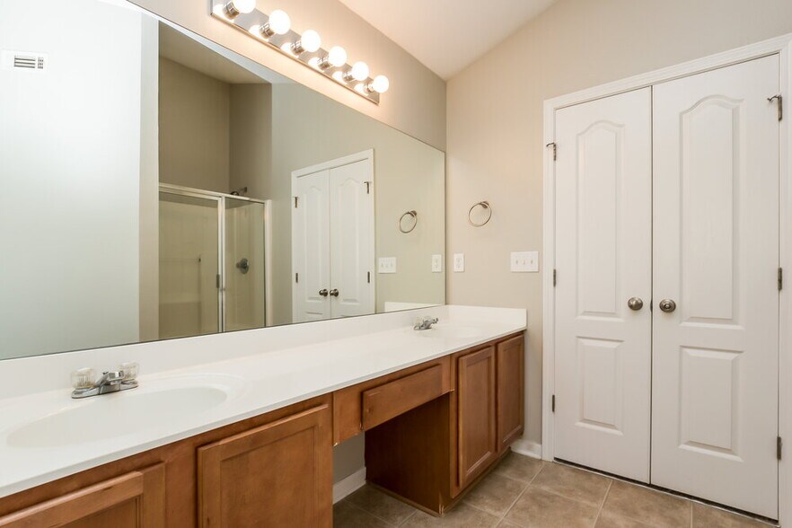 Building Photo - 7063 Grand Hickory Dr
