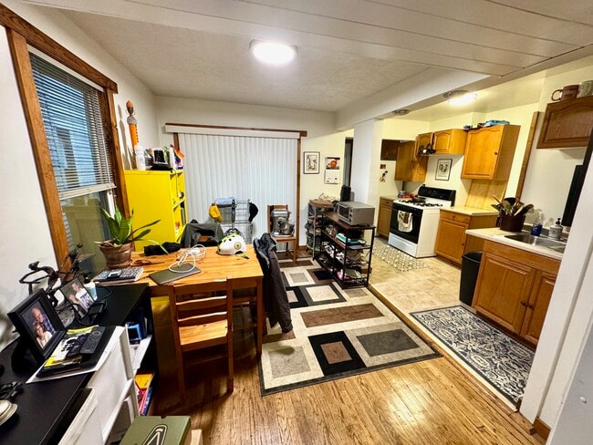 Building Photo - 103 Luton Ave SE