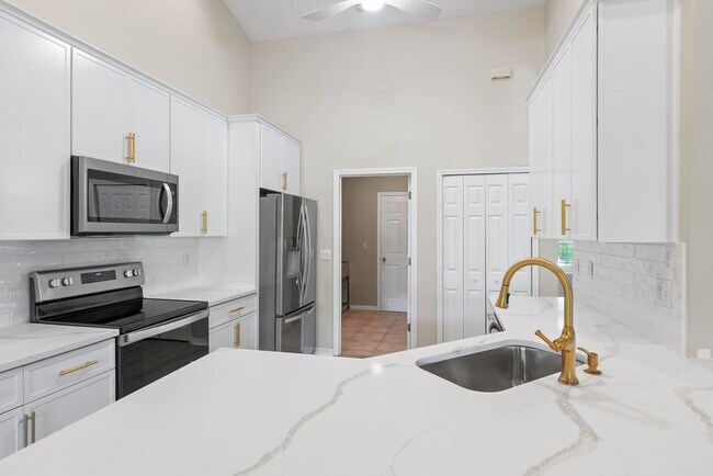 Building Photo - 24 Lakecliff Dr