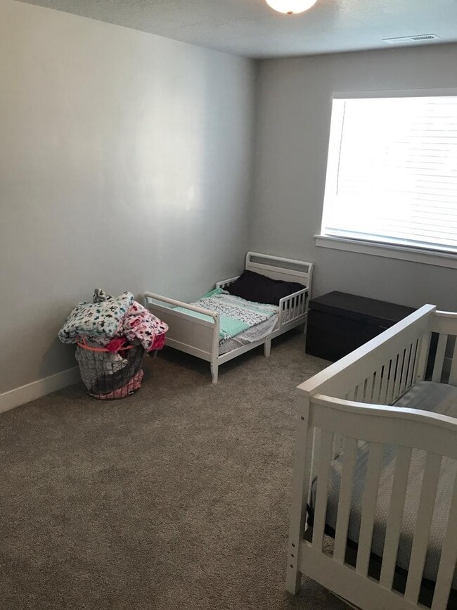 Building Photo - Ground Level 3 Bed 2 Bath Springville Apar...