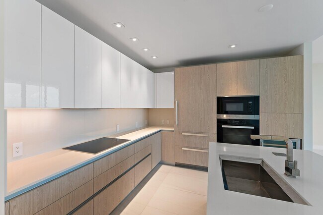 Building Photo - 3100 N Ocean Dr