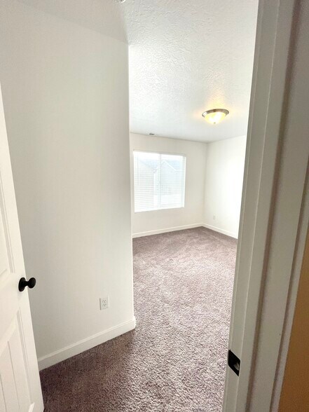 Building Photo - 561 S Ravenwood Ln