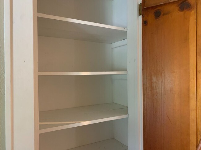Building Photo - 4 Bedroom Near NDSU!!