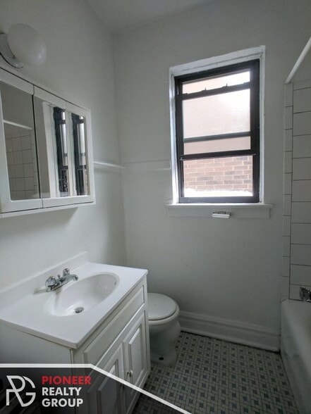 Building Photo - 4829 N Damen Ave