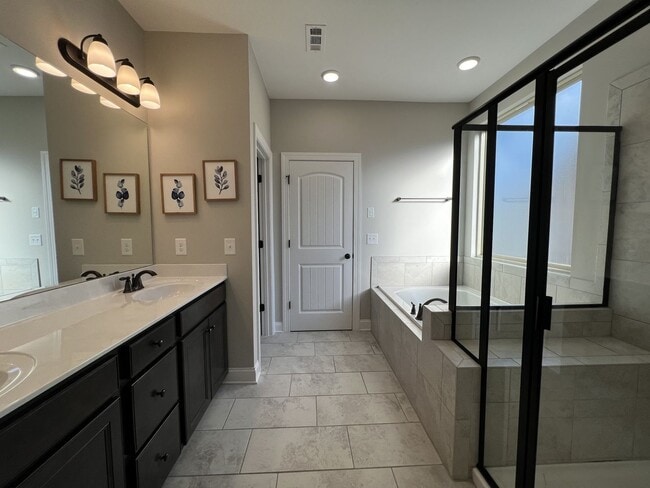 Building Photo - Charming and Convenient Home in Hendersonville