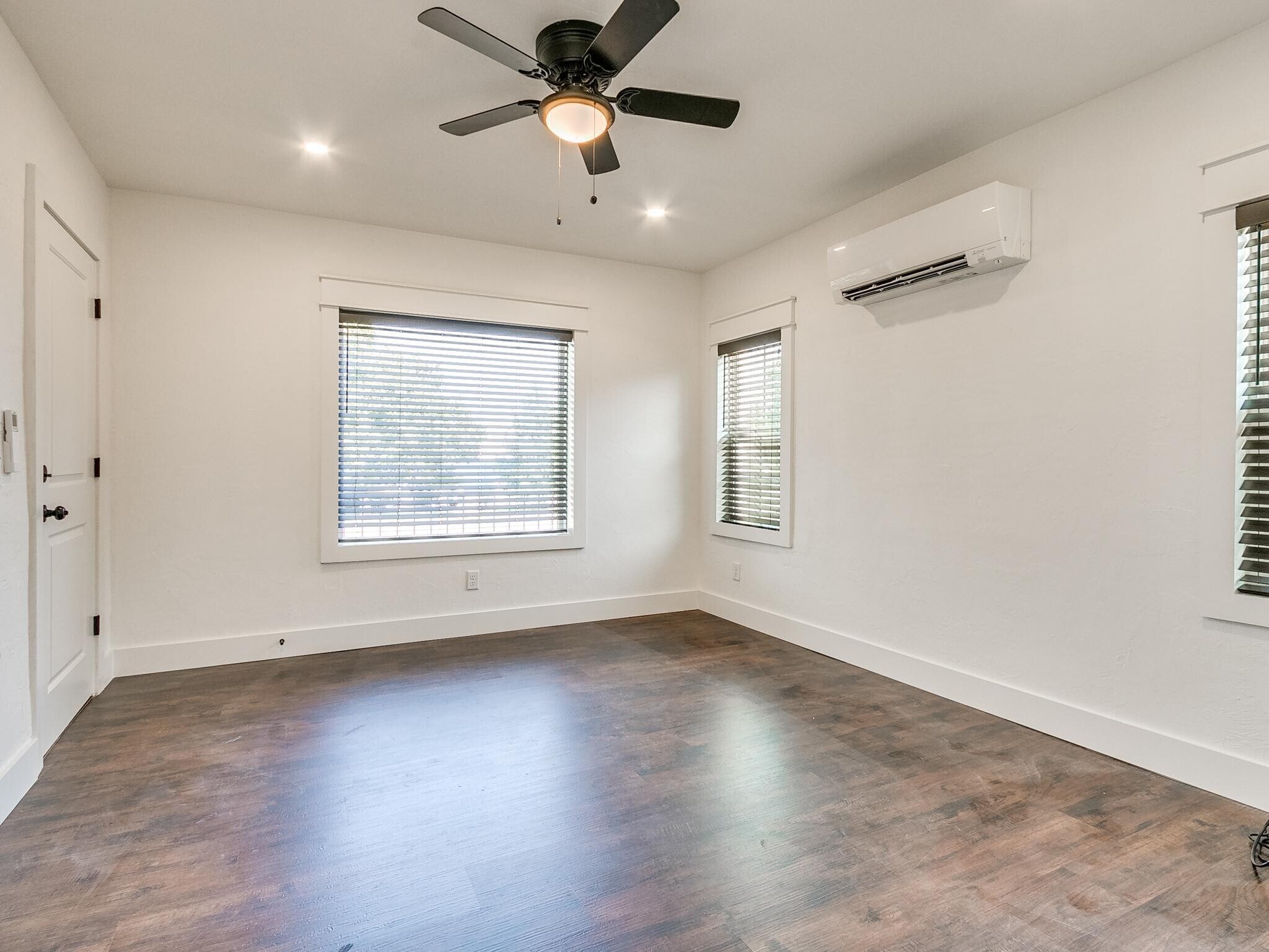 Living room - 2409 N Robinson Ave