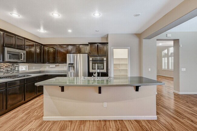 Building Photo - 10588 Isola Bella St