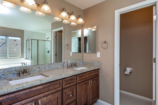 Building Photo - Single Family Home for Rent in the Northgate Area