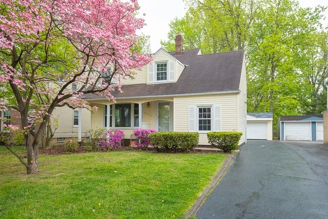 Building Photo - 3 Bed/1.5 Bath Single Family Home!