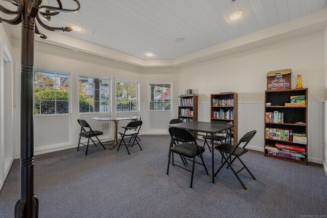 Building Photo - 33 Crown Knoll Ct