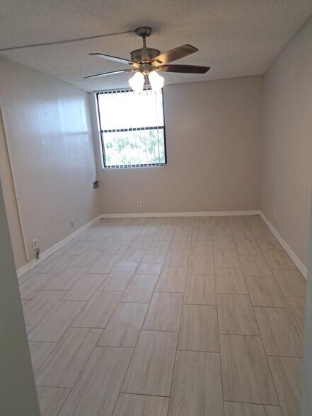 Building Photo - 2771 Riverside Dr