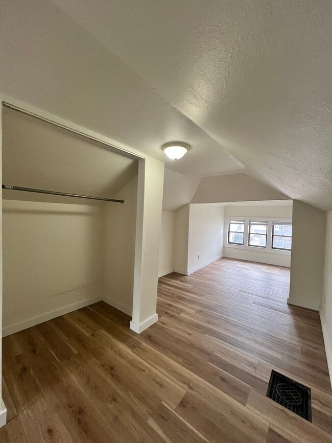 Building Photo - 2-Bedroom 1-Bathroom Single Family Home