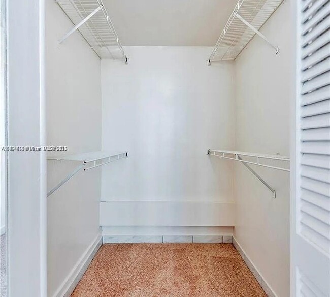 Building Photo - 905 Brickell Bay Dr