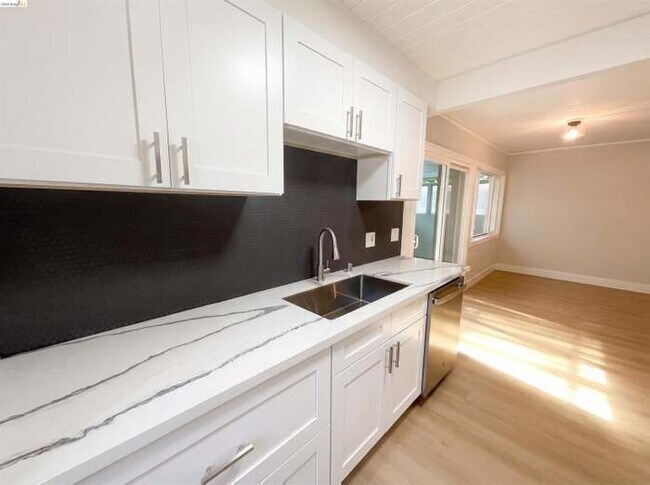 Building Photo - 2361 Oakmont Dr