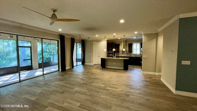 Building Photo - 331 Los Alamos St