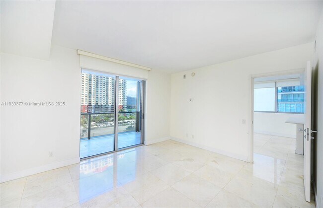 Building Photo - 1300 Brickell Bay Dr