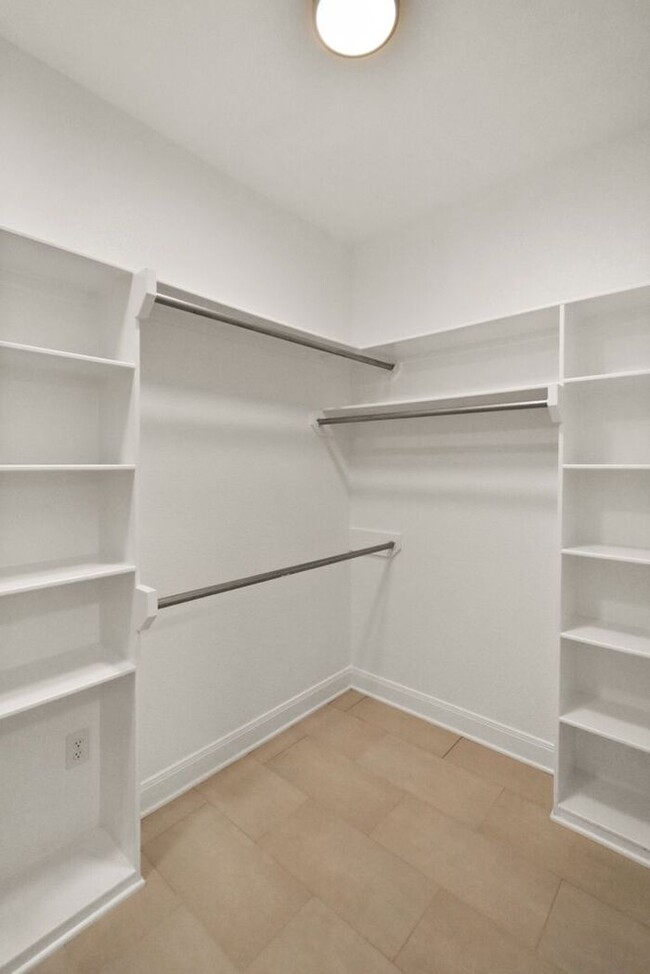 Building Photo - Stunning 4 Bed 2 Bath!