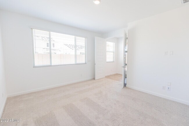 Building Photo - 9323 W Glenrosa Ave