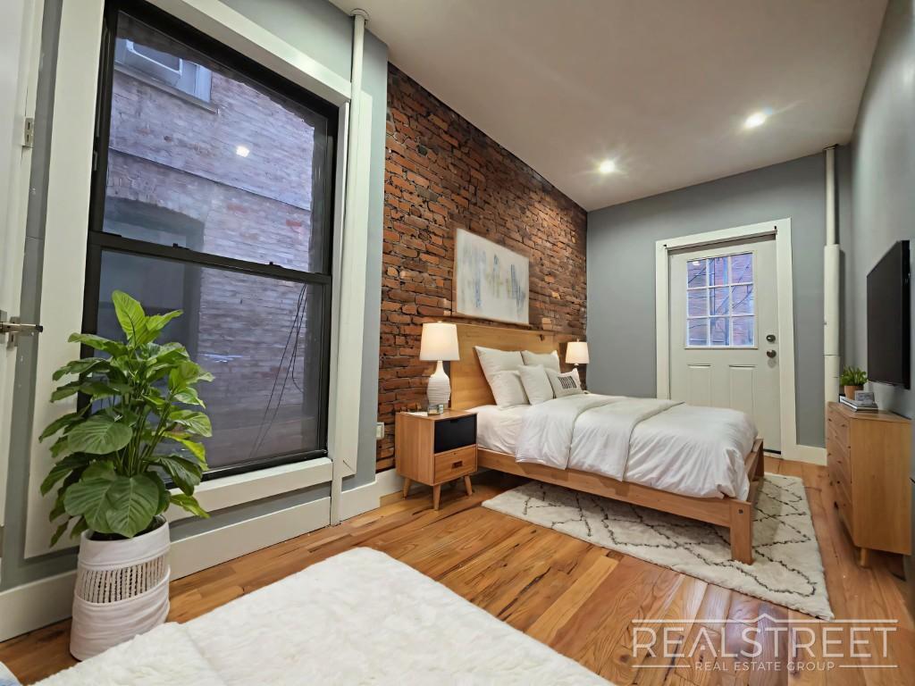 Building Photo - 1 Bed W. Tons of Space in Crown Heights!