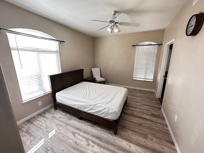 Building Photo - Fully Furnished 2 Bedroom 1 Story Condo