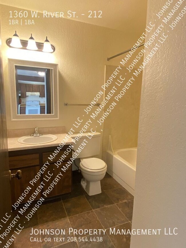 Building Photo - 1360 W River St