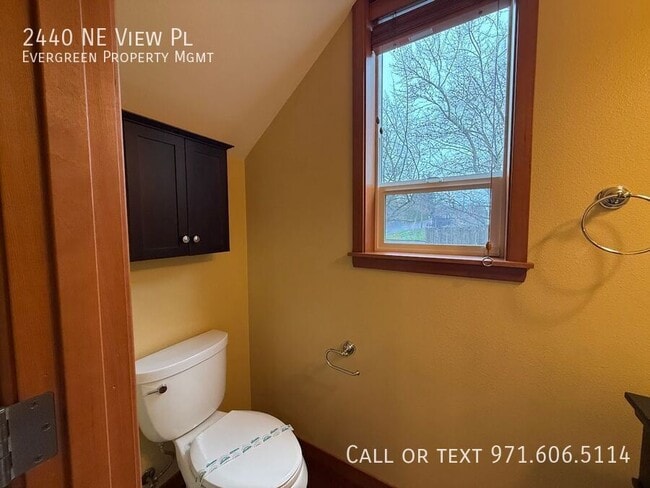 Building Photo - 2440 NE View Pl