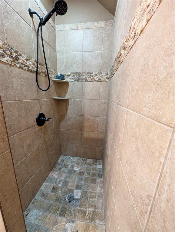Building Photo - 6405 Bentwood Dr
