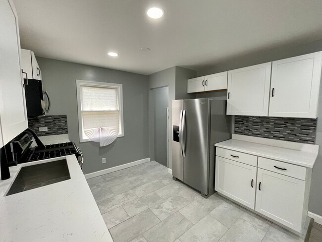 Building Photo - Newly Renovated 2-bed 2-bath - In Unit Lau...