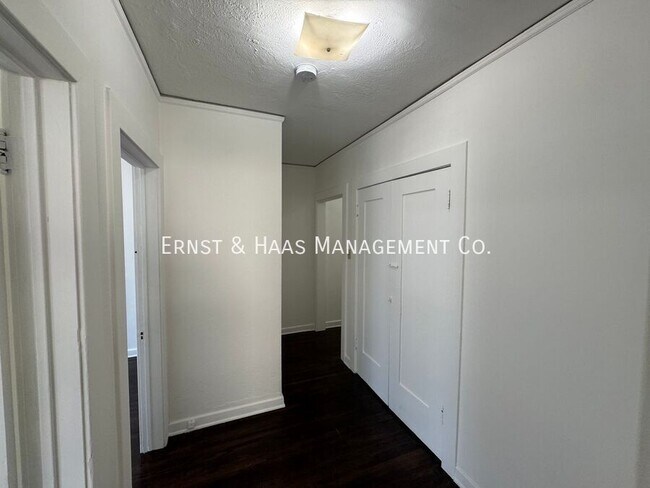 Building Photo - 528.5 N Kenmore Ave