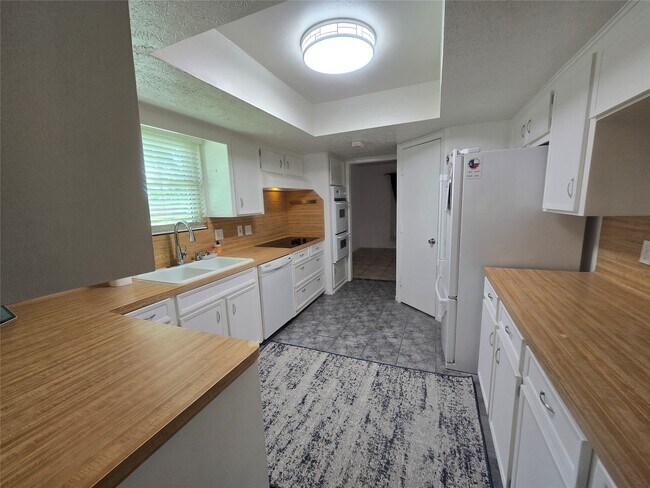 Building Photo - 9802 Sagepike Dr