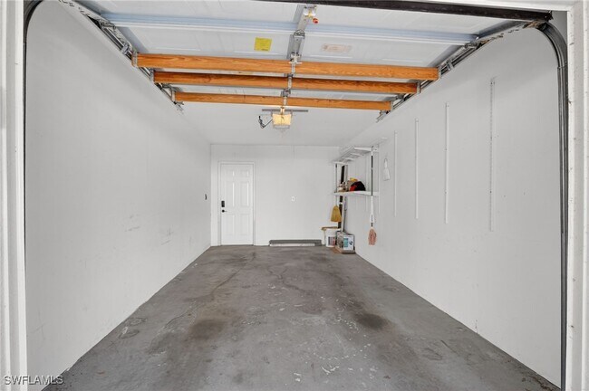 Building Photo - 209 Robin Hood Cir