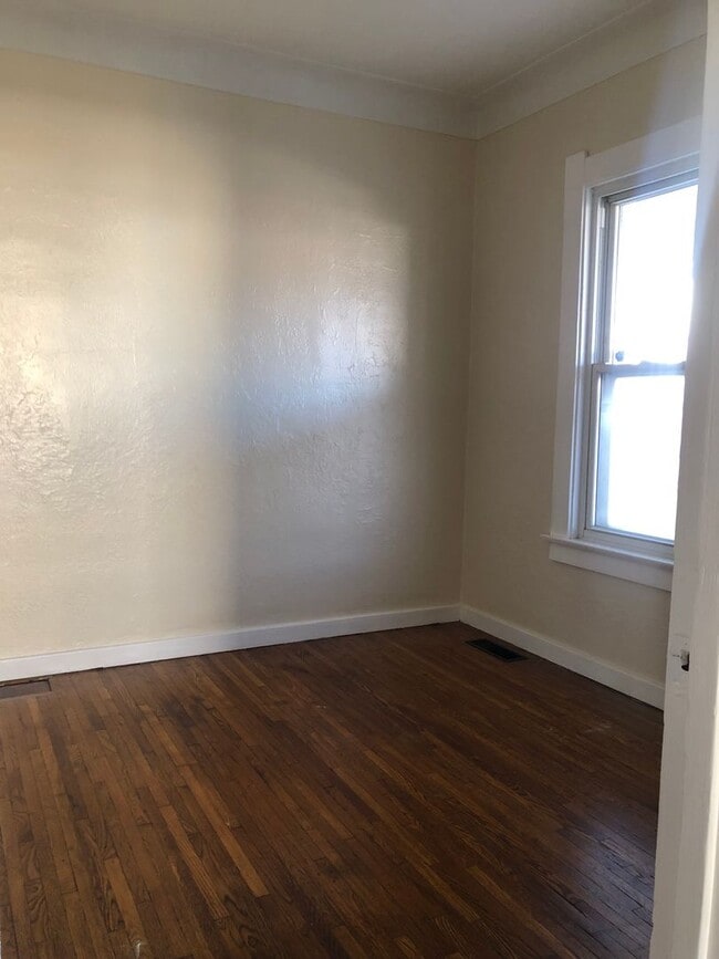 Building Photo - Move in Special....1/2 off 1st Months Rent!!!!!