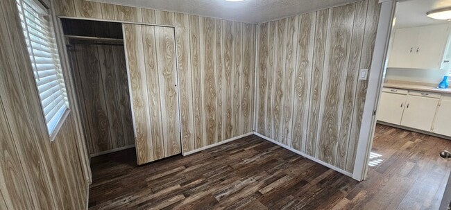 Building Photo - 545 S Carbon Ave